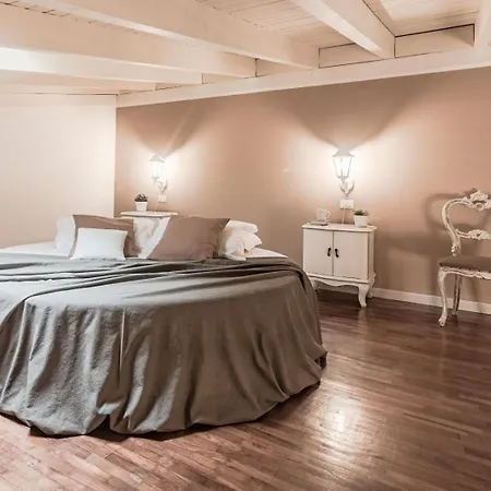 Thea - Centro Storico Bed and Breakfast 4*