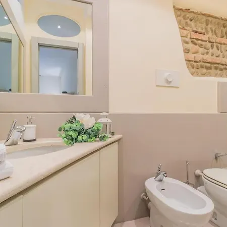 Thea - Centro Storico 4*